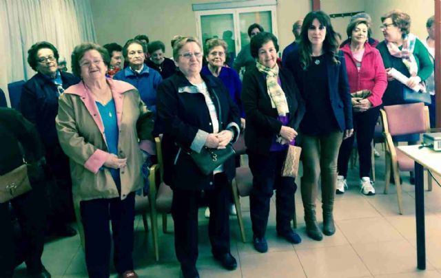 La OMIC informa en el Hogar de Personas Mayores de las bonificaciones en los recibos de luz y agua - 1, Foto 1