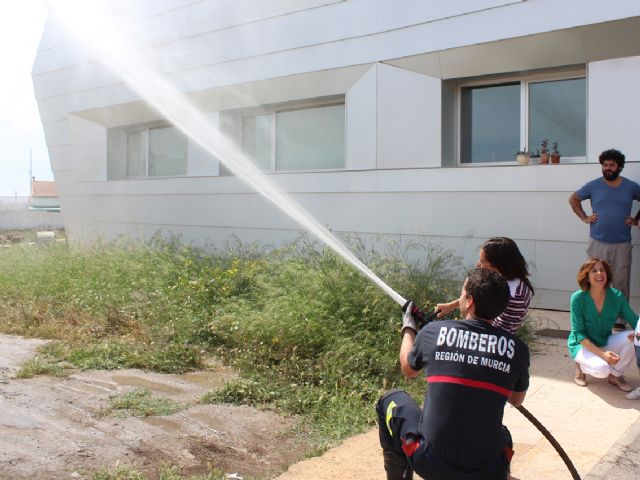 Los usuarios del Centro de Día para personas con discapacidad son evacuados en un simulacro de incendio - 1, Foto 1