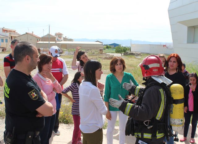 Los usuarios del Centro de Día para personas con discapacidad son evacuados en un simulacro de incendio - 3, Foto 3