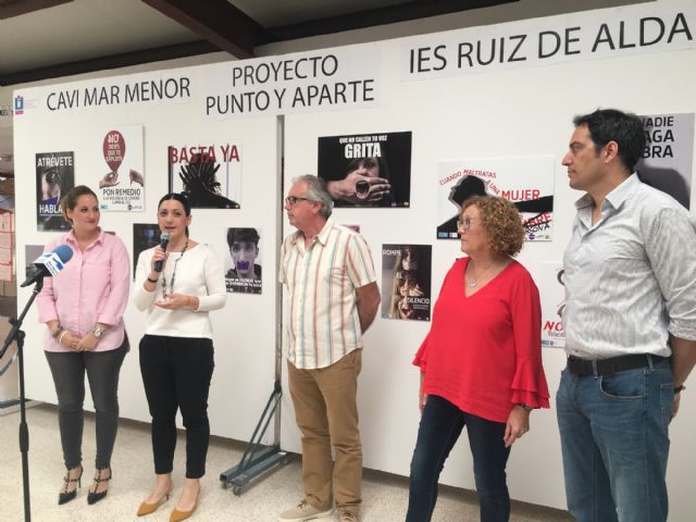La directora general de Mujer, Alicia Barquero inauguró una exposición artística sobre violencia de género en el IES Ruiz de Alda, de San Javier - 1, Foto 1