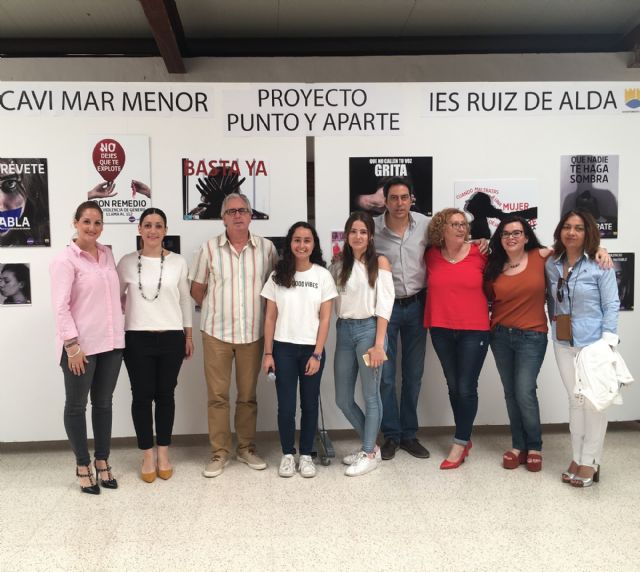 La directora general de Mujer, Alicia Barquero inauguró una exposición artística sobre violencia de género en el IES Ruiz de Alda, de San Javier - 2, Foto 2