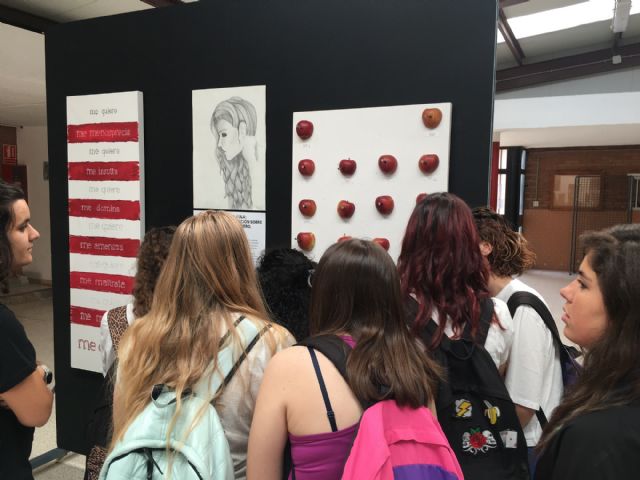 La directora general de Mujer, Alicia Barquero inauguró una exposición artística sobre violencia de género en el IES Ruiz de Alda, de San Javier - 3, Foto 3