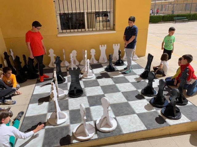 The students of the Santiago de Totana school make a giant chess with recycled material, Foto 2