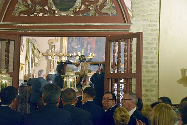 El Domingo 15 de Mayo a la una de la madruga, se celebró el Solemne Procesión de bajada de los titulares de la Hermandad de Vera-cruz de la localidad Sevillana de Alcalá del Río - 4, Foto 4