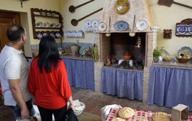 Una exposición muestra 40 años de costumbres y vestuarios de la peña L'Almazara - 2, Foto 2