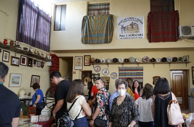 Una exposición muestra 40 años de costumbres y vestuarios de la peña L'Almazara - 3, Foto 3