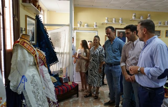 Una exposición muestra 40 años de costumbres y vestuarios de la peña L'Almazara - 4, Foto 4