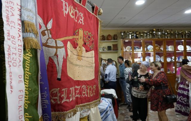 Una exposición muestra 40 años de costumbres y vestuarios de la peña L'Almazara - 5, Foto 5
