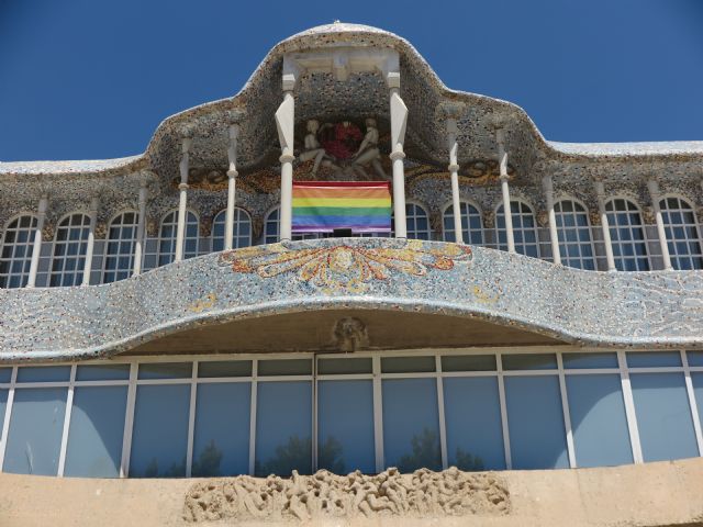 La Asamblea Regional exhibe la pancarta arcoiris con motivo del Día Internacional contra la Homofobia, la Transfobia y la Bifobia - 1, Foto 1