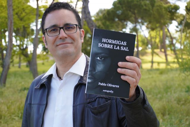 El escritor murciano Pablo Olivares presenta su segunda novela, Hormigas sobre la sal, en la que rinde homenaje a las bibliotecas, a la lectura y al teatro clásico del Siglo de Oro - 1, Foto 1