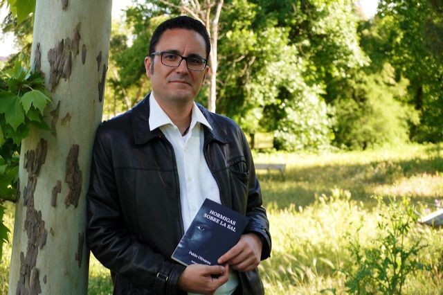 El escritor murciano Pablo Olivares presenta su segunda novela, Hormigas sobre la sal, en la que rinde homenaje a las bibliotecas, a la lectura y al teatro clásico del Siglo de Oro - 2, Foto 2