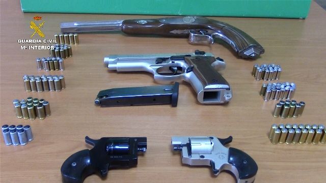 La Guardia Civil desarticula una organización criminal dedicada a la adquisición y  venta de armas de fuego, Foto 5