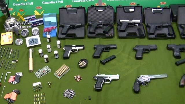 La Guardia Civil desarticula una organización criminal dedicada a la adquisición y  venta de armas de fuego, Foto 7