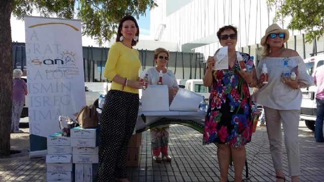 El Ayuntamiento de Lorca y la AECC reparten 200 muestras de crema solar y 300 botellines de agua - 1, Foto 1