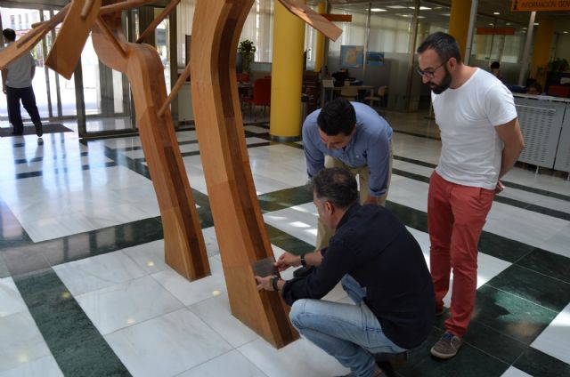 Nicolás de Maya firma la escultura que realizó en 2007 para el Ayuntamiento de San Javier - 1, Foto 1