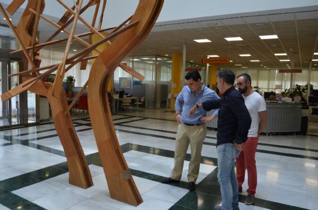Nicolás de Maya firma la escultura que realizó en 2007 para el Ayuntamiento de San Javier - 2, Foto 2