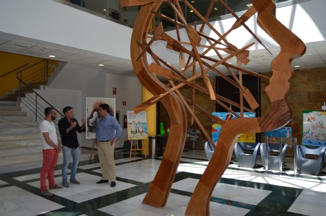 Nicolás de Maya firma la escultura que realizó en 2007 para el Ayuntamiento de San Javier - 3, Foto 3
