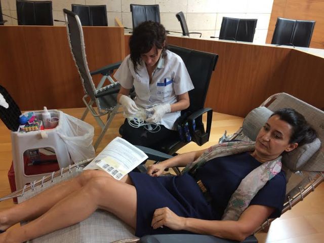 Vecinos de Totana visitan el Ayuntamiento para participar en la jornada solidaria de hemodonación en el salón de plenos, Foto 4