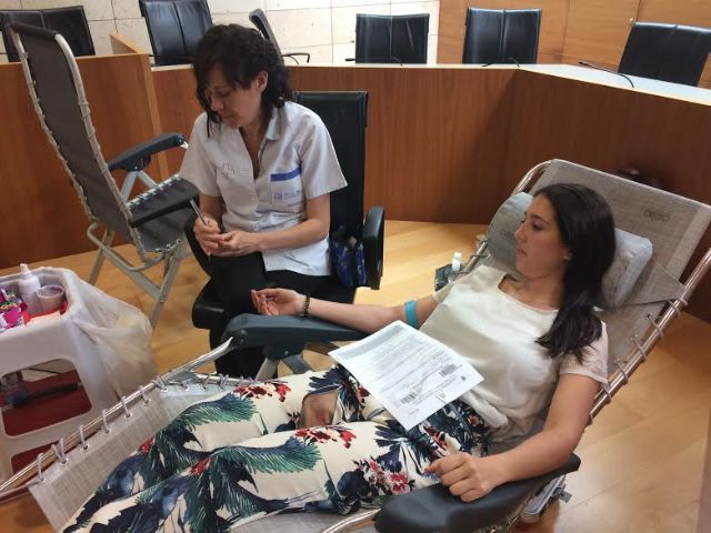 Vecinos de Totana visitan el Ayuntamiento para participar en la jornada solidaria de hemodonación en el salón de plenos, Foto 7