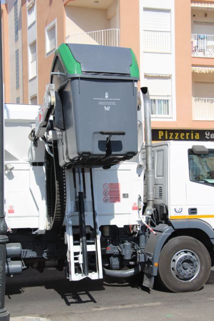Renuevan los contenedores de las avenidas Emilio Castelar y Romería de La Virgen del Carmen - 2, Foto 2