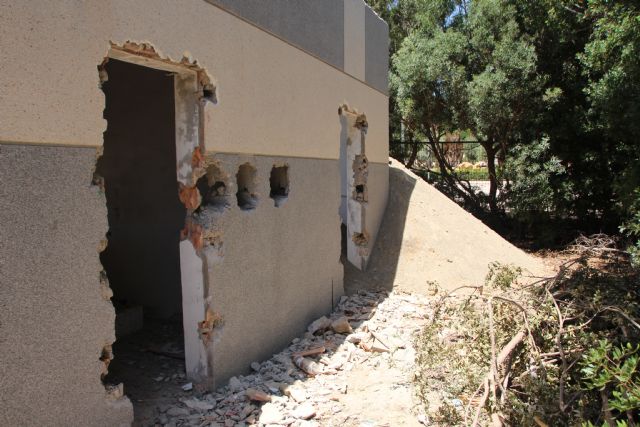 Retirados los depsitos de gas de los jardines de Alhama, Foto 4