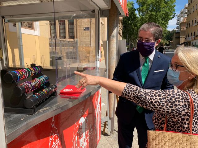 La Cofradía del Amparo inicia una campaña solidaria a beneficio del Economato Galilea de Cáritas en la caseta de Santo Domingo - 2, Foto 2