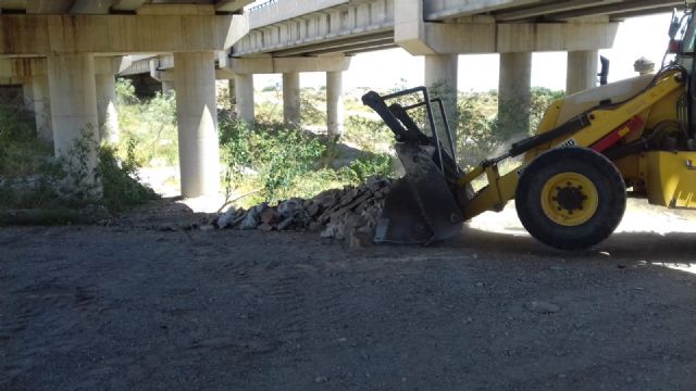 Retiran más de 45 toneladas de escombros de un tramo de la rambla de La Torrecilla - 2, Foto 2