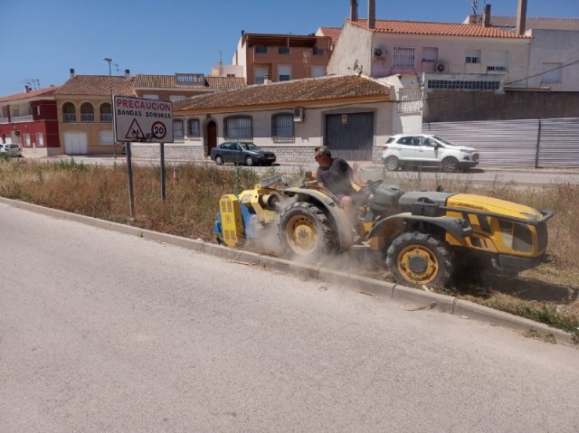 They carry out cleaning work on Carmen Conde street under the mayors office in urban hygiene to remove dirt and insect pests, Foto 1