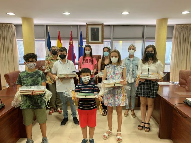 Los ganadores de los concursos escolares de marcapáginas y microrrelatos del Día del Libro recogen sus premios - 1, Foto 1