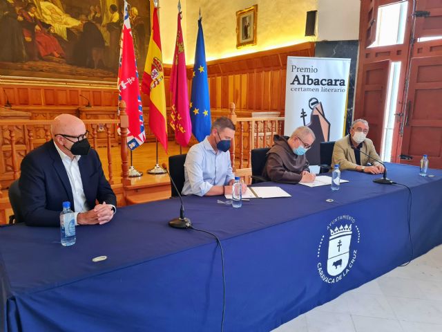 El Ayuntamiento de Caravaca y la Asociación Cultural Albacara sellan en un convenio su compromiso para garantizar continuidad e impulso al certamen literario - 1, Foto 1