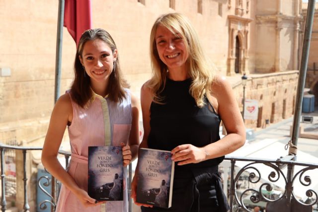La joven escritora lorquina Hortensia Arcas Jódar presentará, esta tarde en el Huerto Ruano, su primera novela titulada Verde sobre fondo Gris - 1, Foto 1