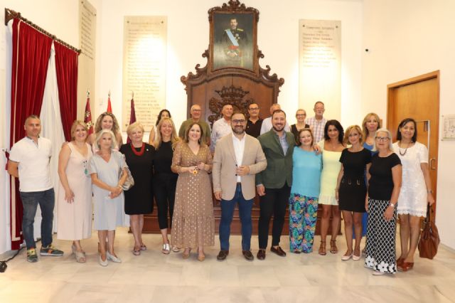 La Corporación Municipal recibe al Grupo Coros y Danzas de Lorca tras haber sido reconocidos con la Medalla de Oro de la Región de Murcia - 2, Foto 2