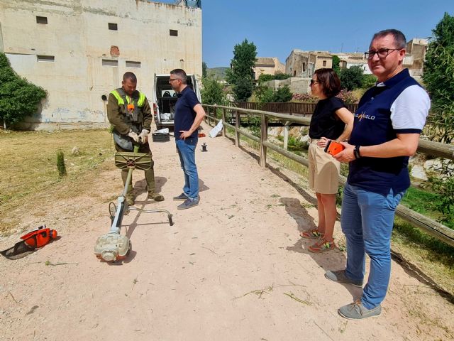 El Ayuntamiento de Caravaca tiene en marcha un plan de choque de desbroce con más de 30 operarios que actúan en caminos rurales y espacios públicos - 2, Foto 2