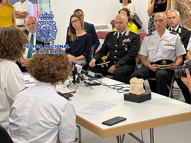 La Policía Nacional recupera un altar romano que fue robado en el Museo Arqueológico de Tarragona en 1962 - 2, Foto 2