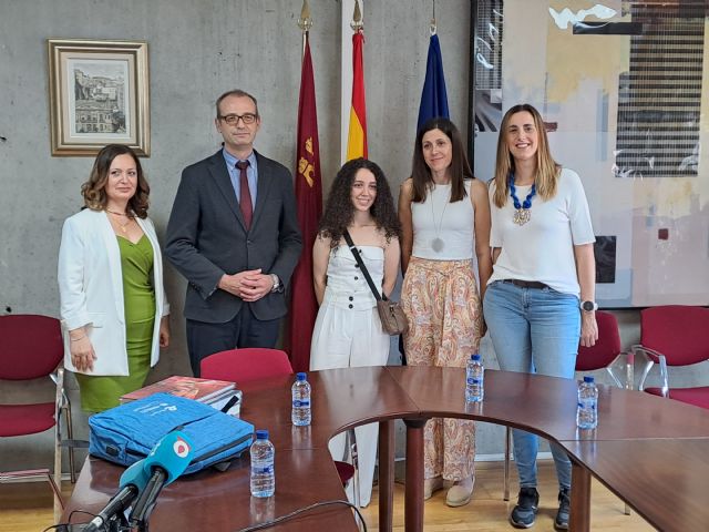 El consejero recibe a Inma Martínez, la estudiante que ha obtenido la mejor nota de la Región en la EBAU - 1, Foto 1