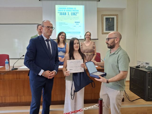 Entregados los premios del I Concurso regional de ensayos en Ciencia Política para alumnos de Bachillerato - 2, Foto 2