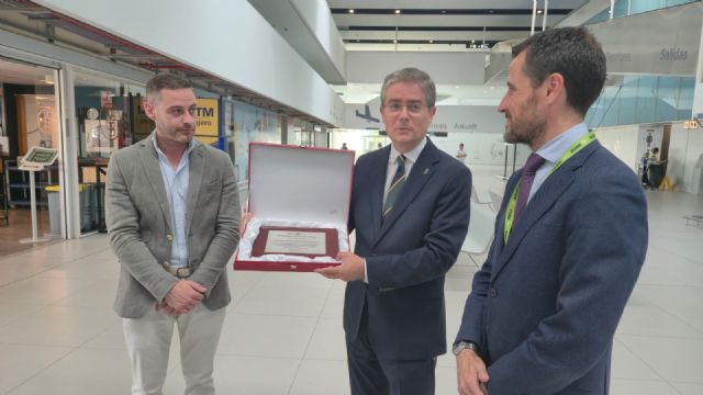 Murcia recibe el vuelo 1200 en el Aeropuerto Internacional de Corvera desde Birmingham con un homenaje al 1200 aniversario de su fundación - 2, Foto 2
