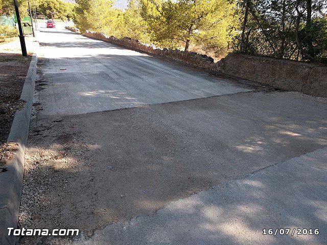 Comienzan las obras en la calle Guadalajara de la urbanización “La Charca” para eliminar las raíces que dañan la calzada, Foto 1