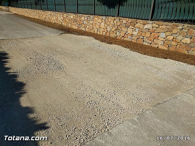 Comienzan las obras en la calle Guadalajara de la urbanización “La Charca” para eliminar las raíces que dañan la calzada, Foto 2