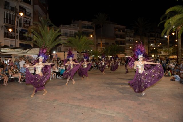 Miles de personas disfrutan del Carnaval de Verano en Puerto de Mazarrón, Foto 1