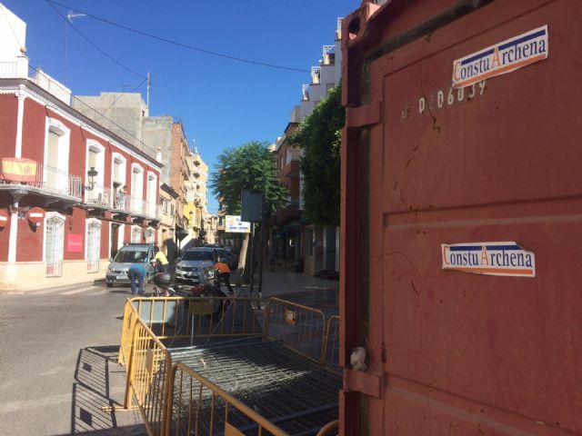 The works of conditioning of the sidewalks in Juan XXIII Street are started