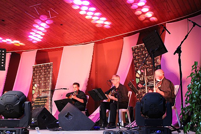 Numerosas personas asistieron en Totana al concierto de Nuria Fergó y Alma llanera a beneficio de D´Genes, Foto 2