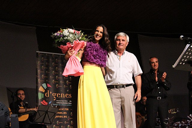 Numerous people attended in Totana the concert of Nuria Ferg and Alma llanera for the benefit of D'Genes, Foto 4