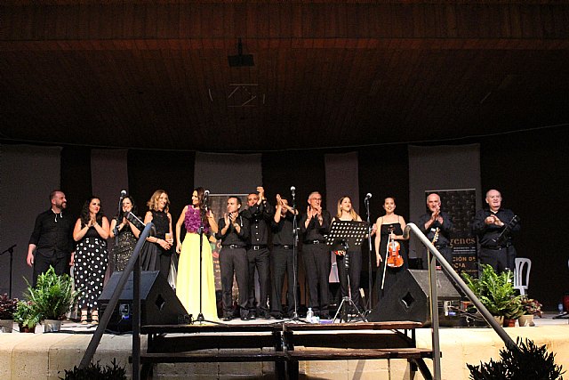 Numerosas personas asistieron en Totana al concierto de Nuria Fergó y Alma llanera a beneficio de D´Genes - 5, Foto 5