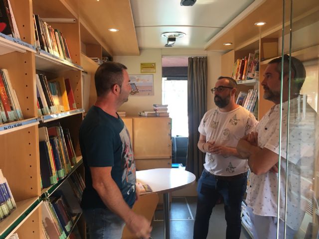 El Bibliobús vuelve con el verano a Santiago de la Ribera - 1, Foto 1