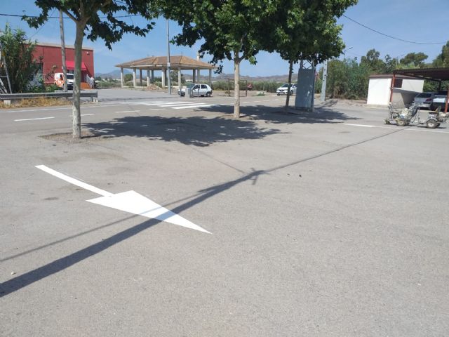 El Ayuntamiento de Lorca renueva la señalización horizontal en  las inmediaciones del Local Social de Torrecilla para mejorar la seguridad vial de los vecinos - 1, Foto 1