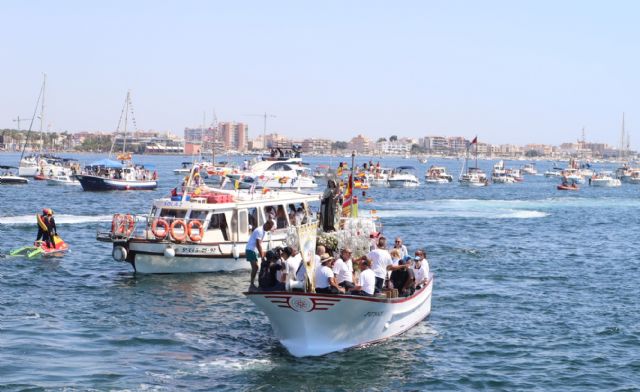 Miles de personas acompañan a la Virgen del Carmen por tierra y mar en San Pedro del Pinatar - 5, Foto 5