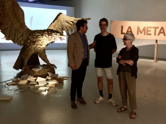 El artista Juan Antonio Cerezuela realiza una visita guiada a su exposición ´El instante de peligro´ en el Centro Párraga - 1, Foto 1