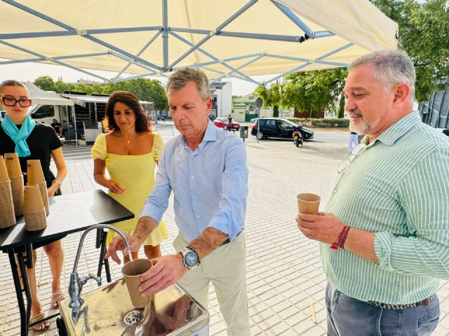 Una fuente de agua fría, toldos y el cierre anticipado, las principales medidas adoptadas por el Ayuntamiento para reducir los efectos de la ola de calor en el mercado semanal - 2, Foto 2