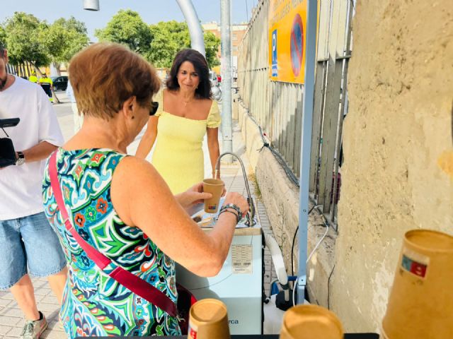 Una fuente de agua fría, toldos y el cierre anticipado, las principales medidas adoptadas por el Ayuntamiento para reducir los efectos de la ola de calor en el mercado semanal - 4, Foto 4